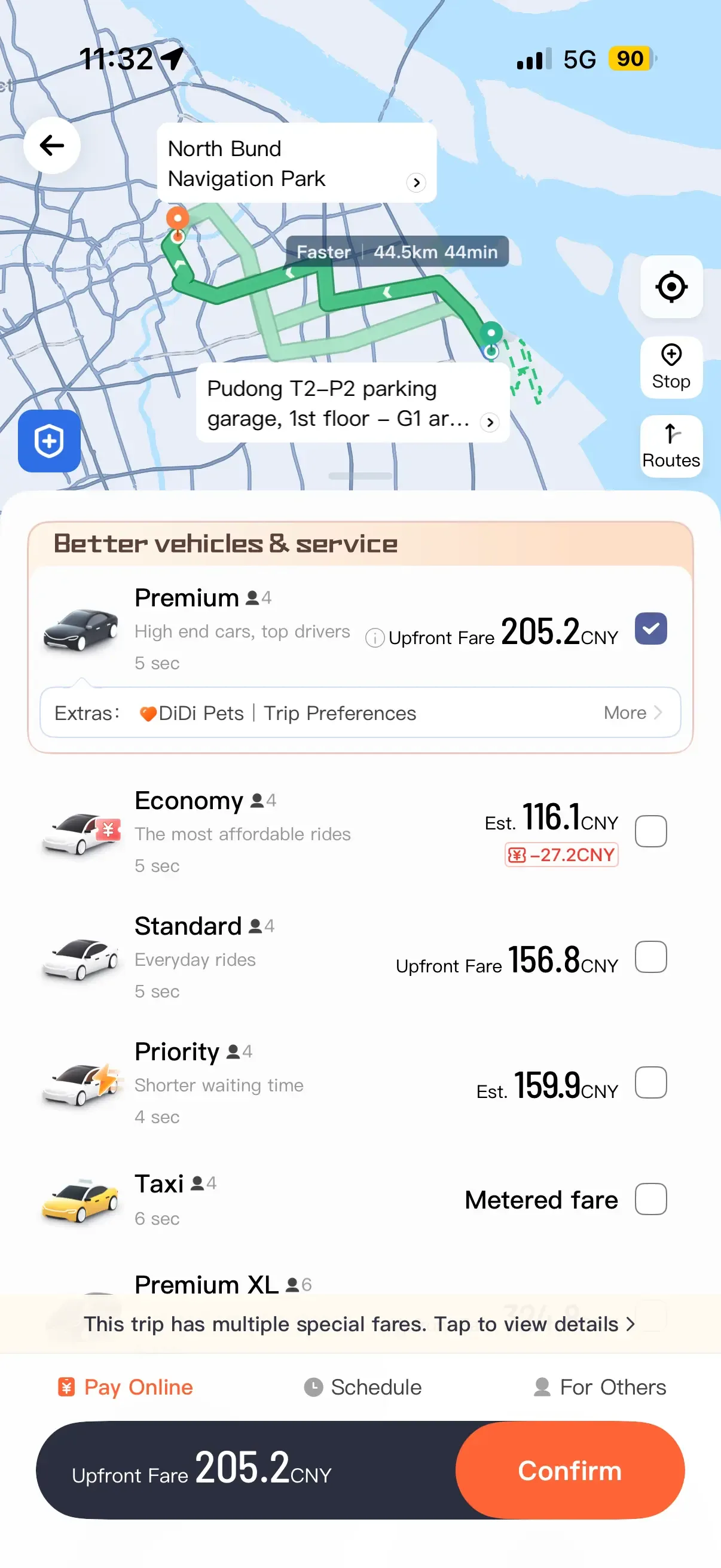 Didi-App zeigt die Fahrt vom Parkhaus Pudong T2-P2 zum North Bund Navigation Park mit 44,5 Kilometern, 44 Minuten und einer Preisliste von Economy bis Premium
