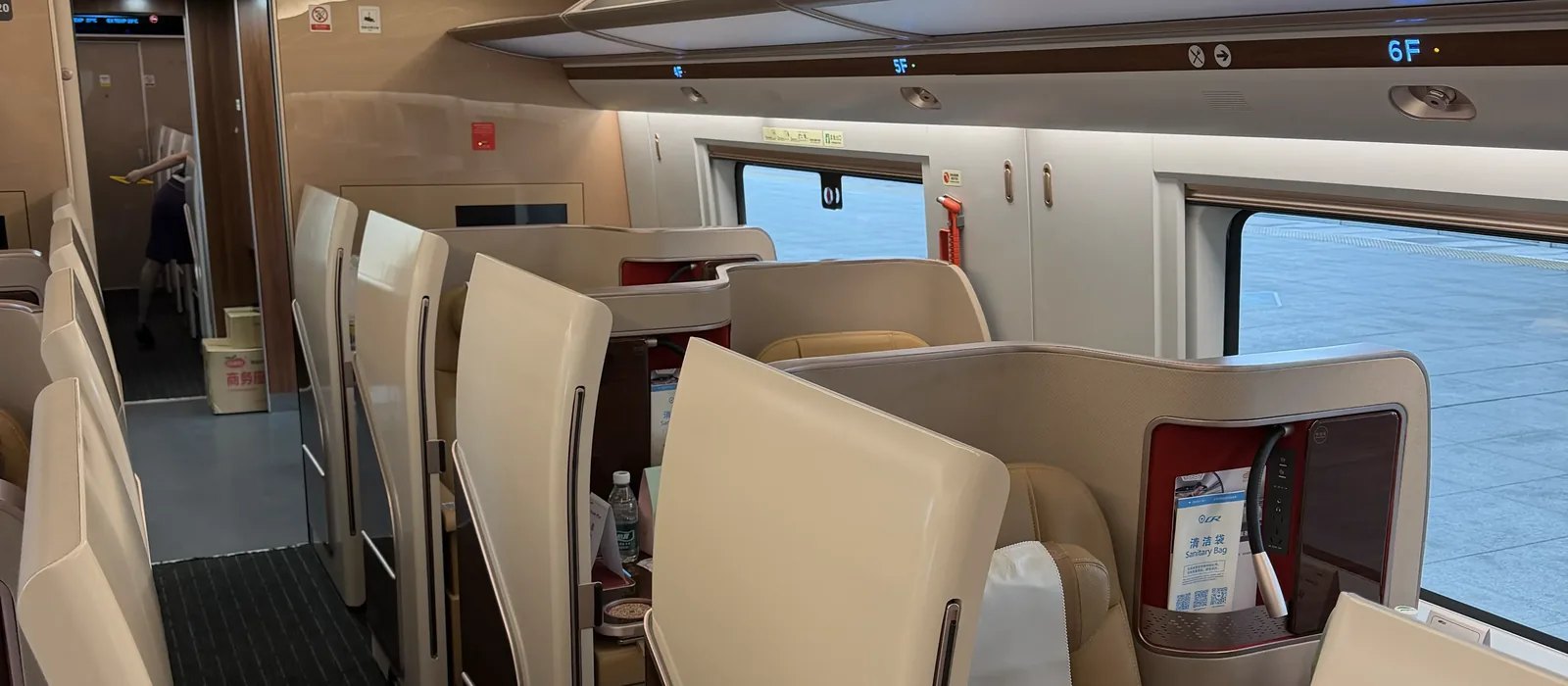 Business-Class-Wagen eines chinesischen Hochgeschwindigkeitszugs mit einzelnen, durch hohe Trennwände abgeschirmten Sitzen