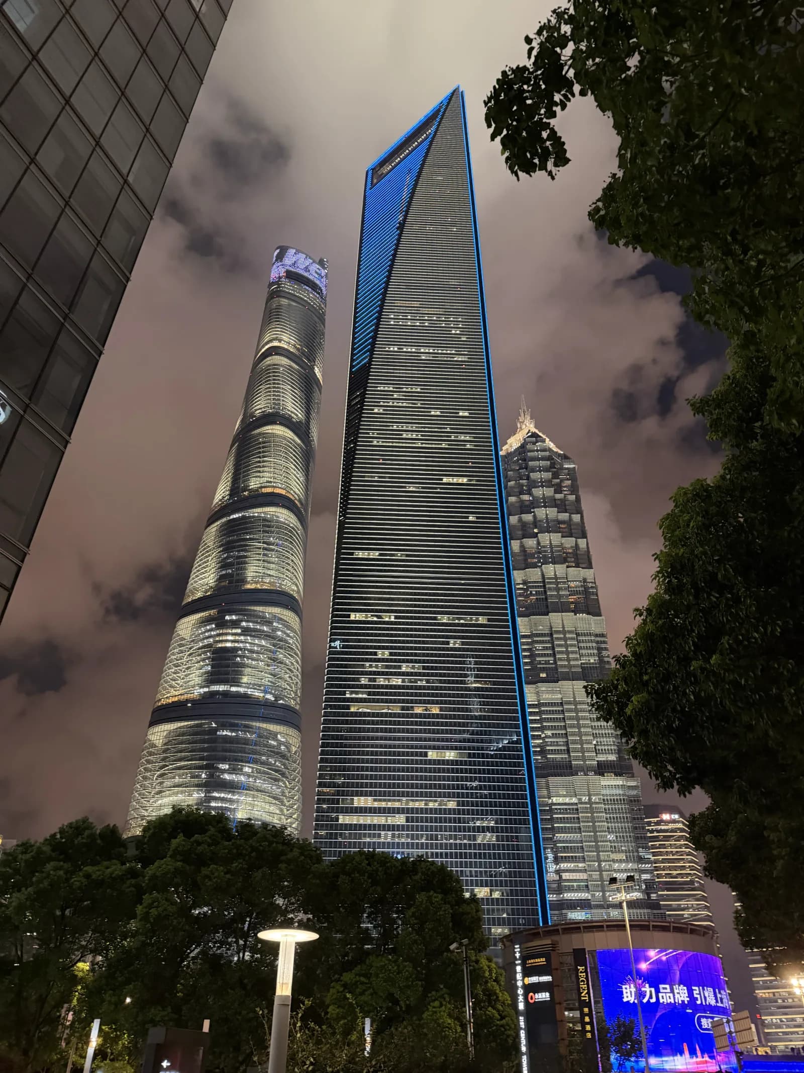 Pudong-Skyline in Shanghai bei Nacht – Shanghai Tower, World Financial Center und Jin Mao Tower